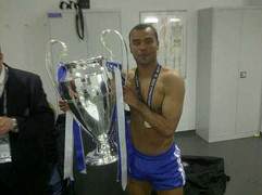Ashley Cole lập Twitter... chọc giận fan Arsenal