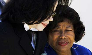 Vụ chia tài sản đang căng, mẹ Michael Jackson mất tích