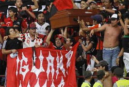 Mang quan tài vào sân: V.Hải Phòng chưa phải độc nhất