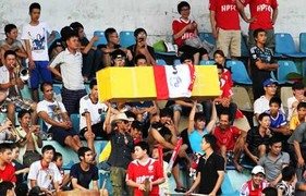 CĐV Hải Phòng mang 'quan tài' vào sân: Chết để hồi sinh