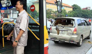 Xe buýt đâm Innova, cầu Chương Dương tắc 1 tiếng