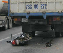 Lao thẳng vào đuôi xe tải tử vong