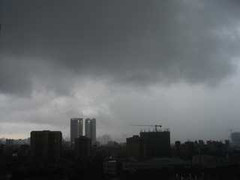 Bão mang mây dông mạnh lao tới khu vực Hà Nội