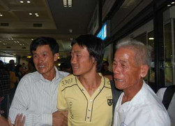 Ảnh: Vỡ òa phút 12 thủy thủ về từ sào huyệt cướp biển