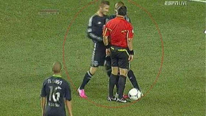 Beckham, Henry tranh nhau sút phạt hạ Chelsea