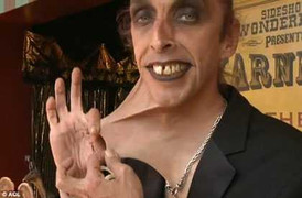 Người kỳ lạ có thể kéo da bụng thành chiếc bàn