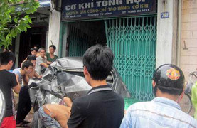 Xe bồn hất văng ô tô con, dân lao vào 'hôi của'