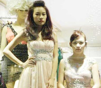 Ngắm 2 nữ sinh xinh đẹp làm ma-nơ-canh sống