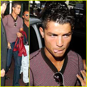 Ronaldo dọa kiện báo lá cải vì tọc mạch đời tư