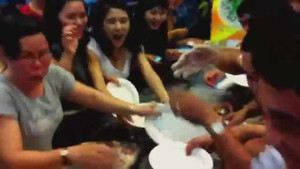 Xấu hổ khi xem clip ăn buffet ở nhà hàng Việt Nam