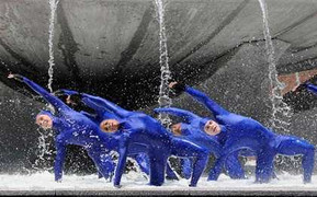 Ảnh quốc tế 27/7: Đắm mình cùng vũ điệu nước cực say mê