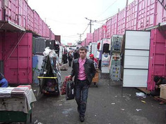 Đột nhập chợ 'hàng cướp biển,hàng lậu' lớn nhất châu Âu