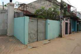 Nhà chủ tịch xã bị ném mìn