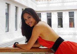 Hoàng My tạo dáng xinh tươi bên sông Hoàng Phố