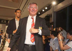 Thầy trò Alex Ferguson lướt sàn catwalk Trung Quốc