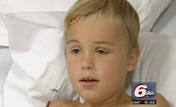 Nhờ bóng trúng đầu, bé trai thoát 'án tử '