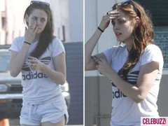 Kristen Stewart chắp tay xin thợ săn ảnh buông tha