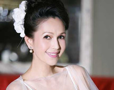 Diễm My: U60 khoe vai trần, lộng lẫy váy cô dâu