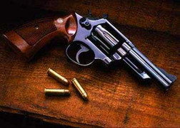 Bị truy nã vẫn dùng súng 'đại náo' quán cafe