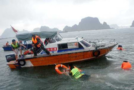 Cận cảnh cuộc giải cứu tàu cháy, người trôi ở Hạ Long