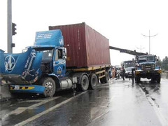 Xe container húc lan can, cao tốc Trung Lương ùn tắc