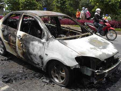 Ô tô đang chạy bị “bà hỏa” thiêu rụi