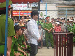 Lộ chuyện nói dối ly dị vợ, gã tài xế đâm bạn gái