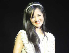 Hồng Nhung đằm thắm, rạng ngời hát ru con