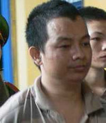 Bé 9 tuổi bị hai cha con hàng xóm xâm hại nhiều năm