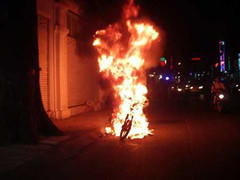 Xe máy bùng cháy dữ dội giữa phố Sài Gòn