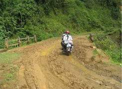 Xe khách mất lái lao vực, 12 người bị thương nặng