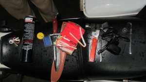 Vi phạm giao thông, mang theo nhiều hung khí trên xe