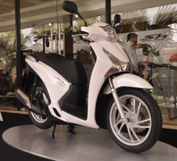 Honda SH mới cháy hàng, đội giá 10 triệu đồng