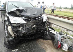 Hai vợ chồng bị xe hơi tông chết thảm