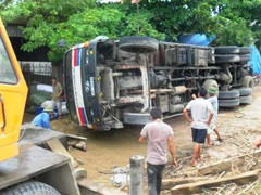 Xe lật trên đường mòn Hồ Chí Minh, một người tử nạn