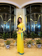 Áo dài vàng rực, Hoàng My nổi bật giữa 'rừng' mỹ nhân