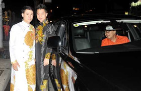 Lâm Vũ, Vân Quang Long 'cưỡi' siêu xe 30 tỷ đi diễn