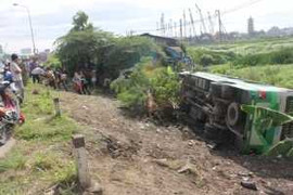 Tài xế lên cơn ho, xe chở hàng chục khách lật nhào