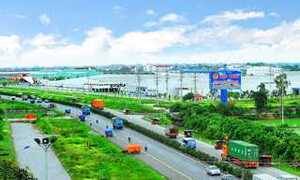 Xe container đâm nhà chờ xe buýt, 5 người thương vong