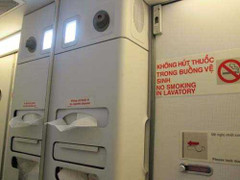 'Trả' gần 1 triệu đồng rít một hơi thuốc trên máy bay