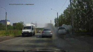 Trả thù bằng cách...hất nước bẩn vào đối thủ