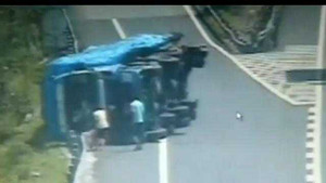 Xe tải lật suýt đè chết một gia đình