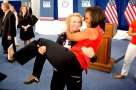 Đô vật...bế vợ Tổng thống Mỹ