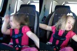 Hài hước clip cô bé phiêu theo nhạc