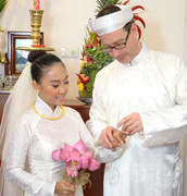 Showbiz lên cơn sốt tranh luận 'Trai Việt hay trai Tây'