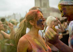 Ảnh quốc tế 31/7: Thiếu nữ Đức xinh đẹp ở hội sắc màu