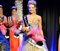 Thêm một Hoa hậu bị truất ngôi