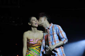 Nathan Lee song ca cùng mẹ, hôn má Thu Minh