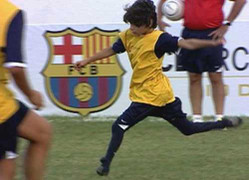 Barca tuyển cầu thủ bé nhỏ không có bàn chân