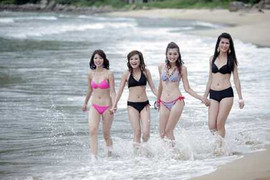 Thí sinh Hoa khôi Thể thao diện bikini giỡn sóng